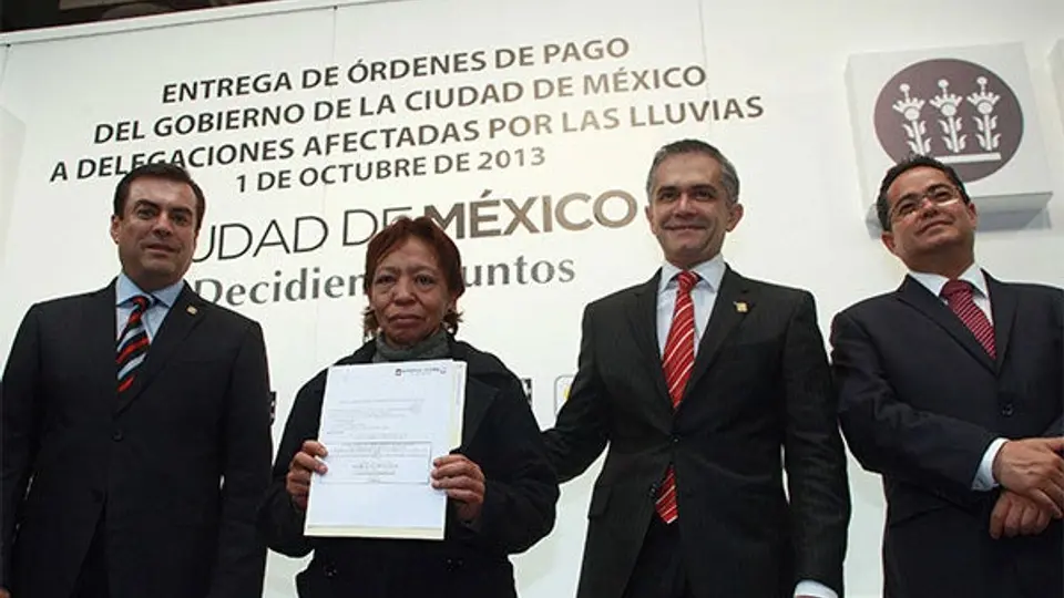 Entrega GDF recursos a damnificados por lluvias