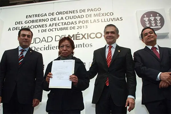 Entrega GDF recursos a damnificados por lluvias