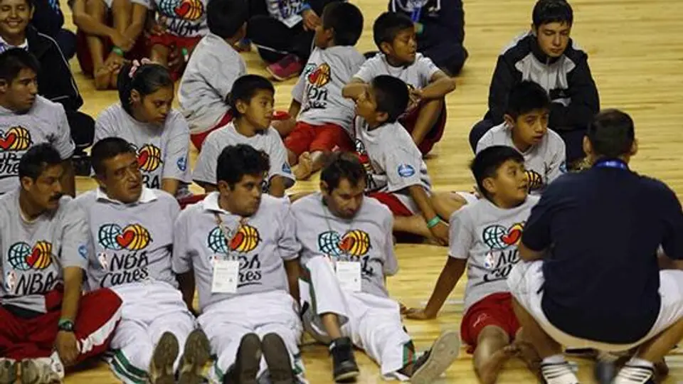 Niños triquis y Spurs comparten la duela de la Arena Ciudad de México