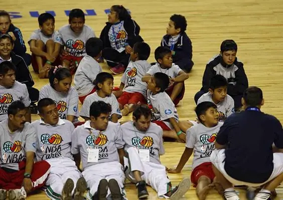 Niños triquis y Spurs comparten la duela de la Arena Ciudad de México