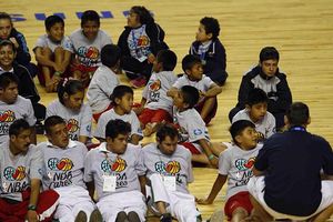 Niños triquis y Spurs comparten la duela de la Arena Ciudad de México