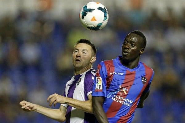 El balón se jugó intensamente entre Levante y Valladolid | EFE