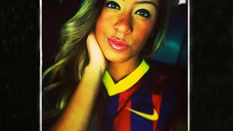 Hermana de Neymar posa con la playera del Barça