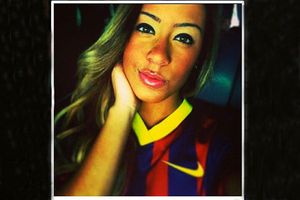 Hermana de Neymar posa con la playera del Barça