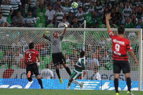 Una de las jugadas en las que se exigió a Pinto | SAÚL MOLINA