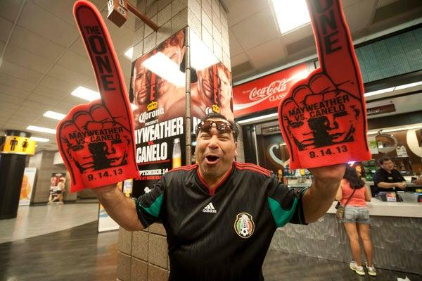 Un fanático mexicano feliz por asistir a la pelea ente Mayweather y Canelo | CÉSAR VICUÑA
