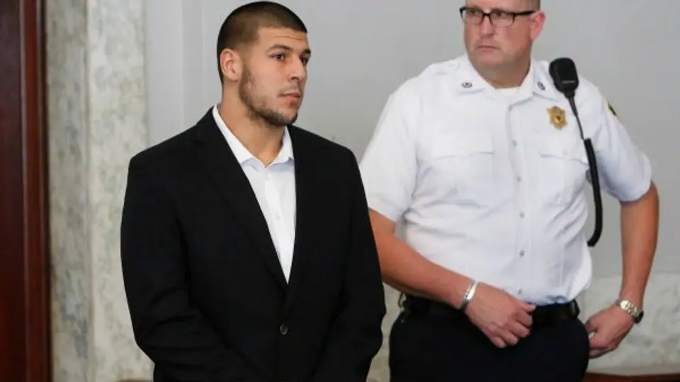 Aaron Hernández, acusado formalmente de asesinato