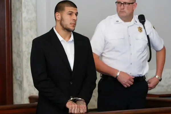 Aaron Hernández, acusado formalmente de asesinato