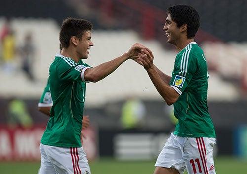 Díaz felicita a Ochoa por su segundo gol | MEXSPORT