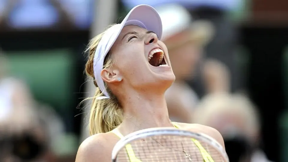 Sharapova supera a Azarenka y es finalista en París