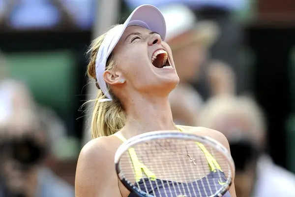 Sharapova supera a Azarenka y es finalista en París