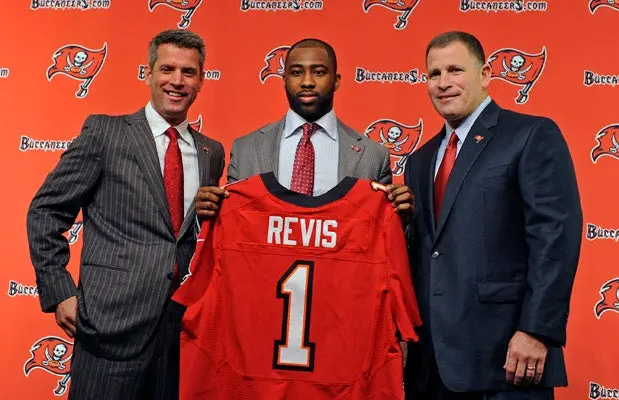 Darrelle Revis en su presentación oficial | AP