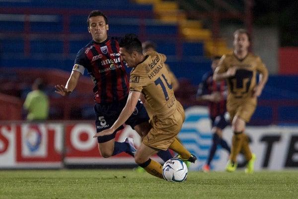 Pumas y Atlante pelean el balón intensamente | MEXSPORT