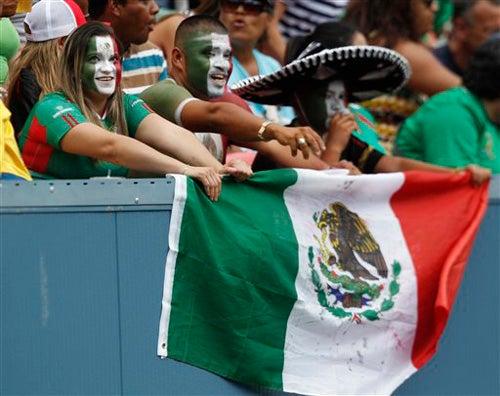 La afición del Tricolor esperó a su Selección, luego del primer partido de la tercera jornada | AP