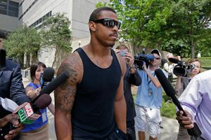 Defensivo de Carolina entrega 10 armas de fuego