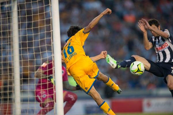 Lucas Lobos en un intento de anotar gol | MEXSPORT