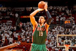 Ayón se quedará con Milwaukee otra temporada