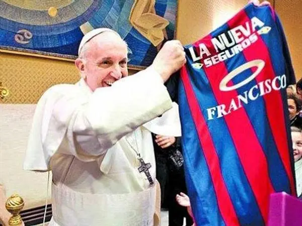 Papa Francisco paga religiosamente su cuota al San Lorenzo