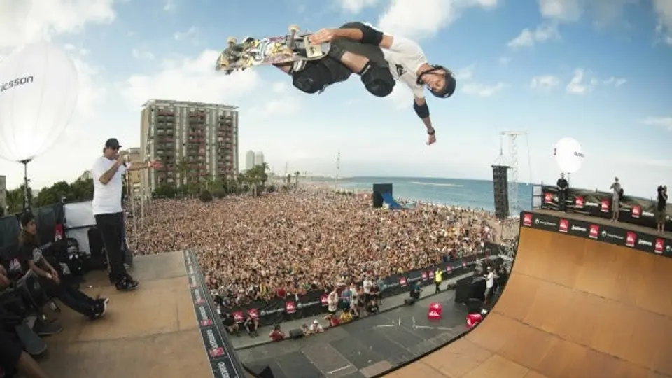 Tony Hawk dona su primera patineta al Museo Smithsoniano