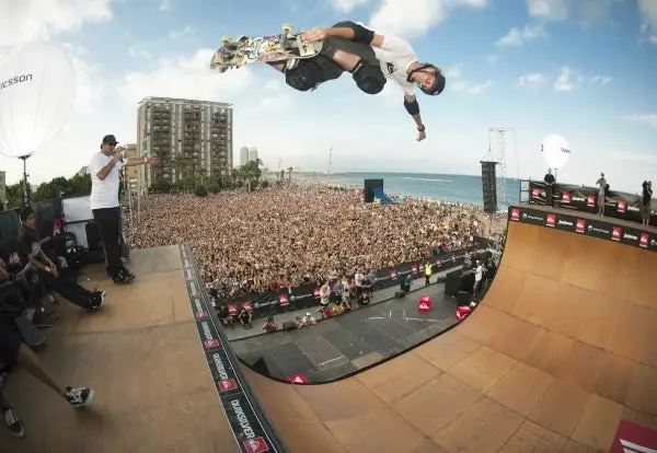 Tony Hawk dona su primera patineta al Museo Smithsoniano