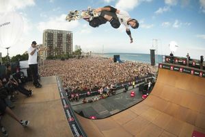 Tony Hawk dona su primera patineta al Museo Smithsoniano