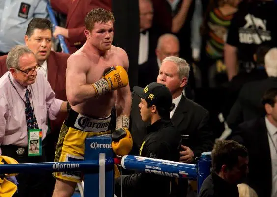 Slim, interesado en transmitir pelea de Canelo