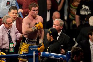 Slim, interesado en transmitir pelea de Canelo