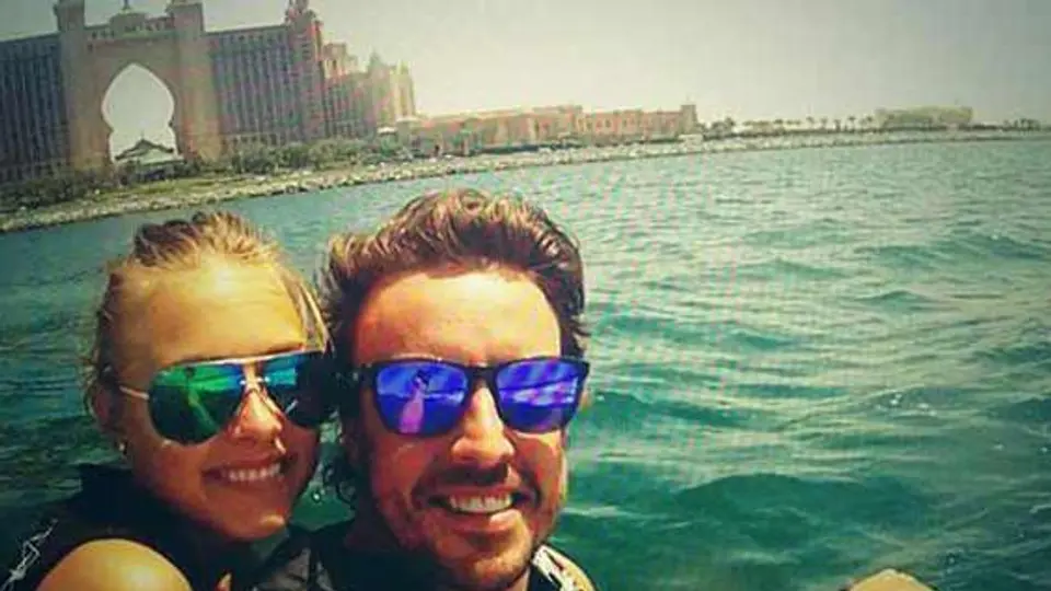 Fernando Alonso y su novia disfrutan Dubai