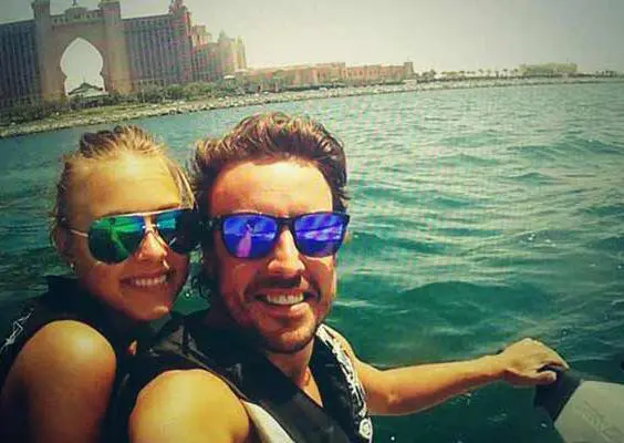 Fernando Alonso y su novia disfrutan Dubai