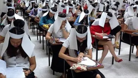 Universidad tailandesa usa sombreros 'anticopiones'