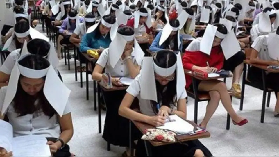 Universidad tailandesa usa sombreros 'anticopiones'