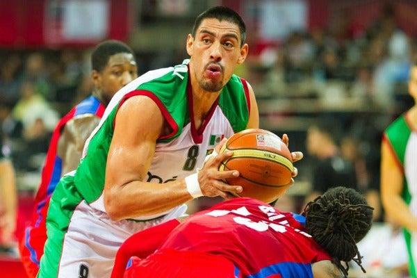 El MVP del torneo, Gustavo Ayón, al momento de buscar a un compañerp | EFE