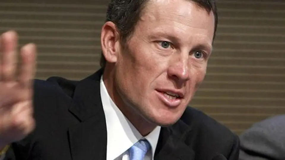 Armstrong le regresa su medalla al COI