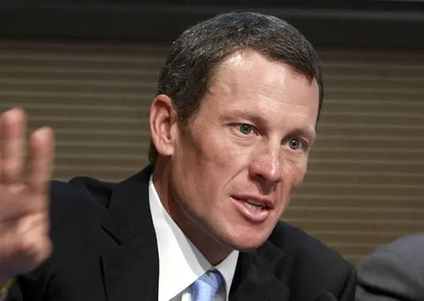Armstrong le regresa su medalla al COI