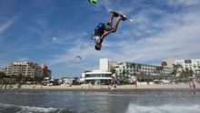 Warenka y Lake, domadores de las olas en kitesurf
