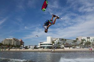 Warenka y Lake, domadores de las olas en kitesurf