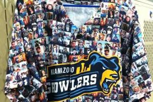 Equipo de beisbol usa jersey de selfies de aficionados