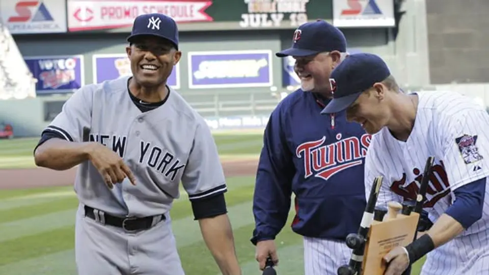 Mariano Rivera recibe silla hecha de bates rotos