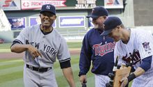 Mariano Rivera recibe silla hecha de bates rotos