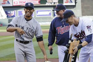 Mariano Rivera recibe silla hecha de bates rotos