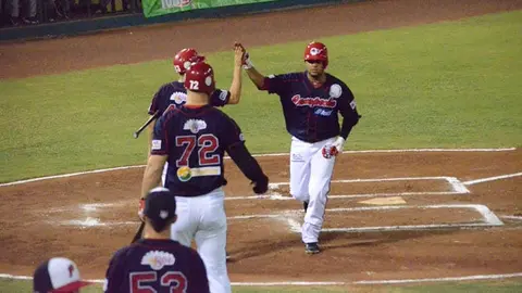 Jugadores de Piratas golpean a seguidor de Delfines