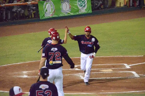 Jugadores de Piratas golpean a seguidor de Delfines