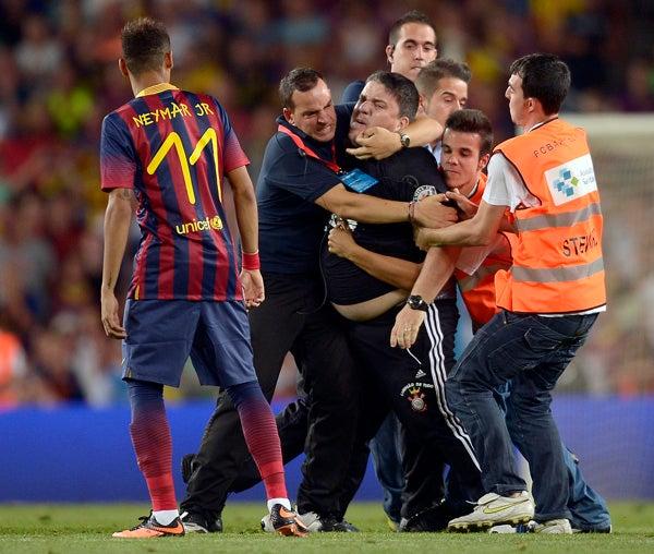 Un aficionado ingresó al terreno de juego para abrazar a Neymar, pero la seguridad lo impidió  | AP