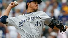 Yovani Gallardo embiste como el 'Toro' Valenzuela