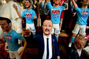 En Nápoles fabrican figuras de Rafa Benítez por su llegada
