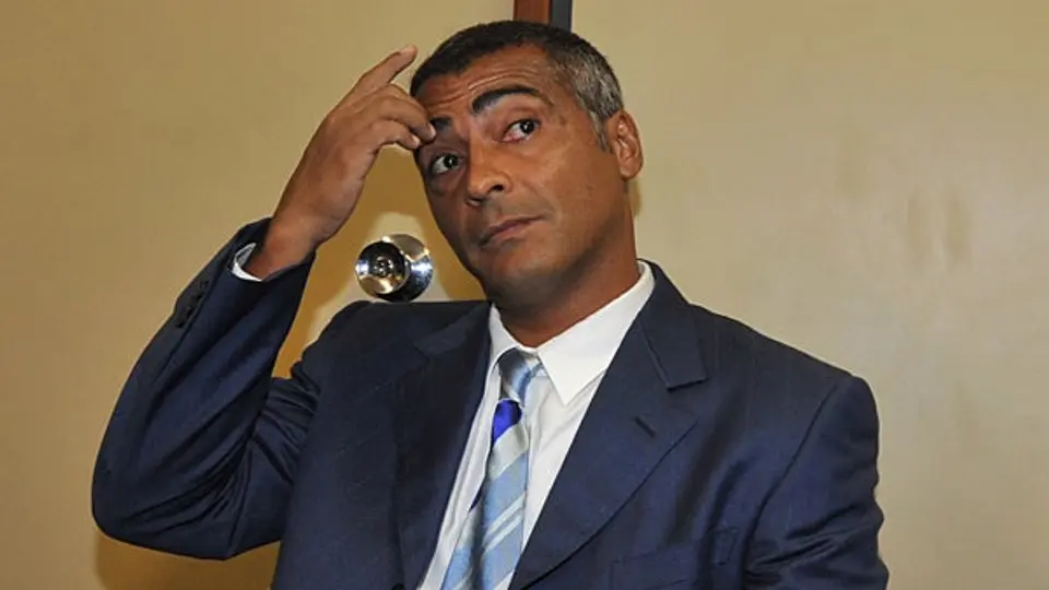 Zico y Romario critican organización de Brasil 2014