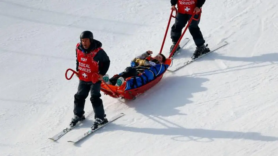 Dos esquiadoras se accidentan en snowboardcross