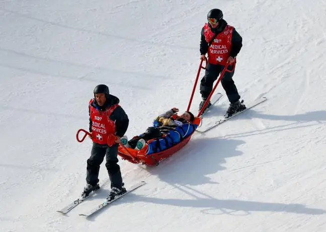 Dos esquiadoras se accidentan en snowboardcross
