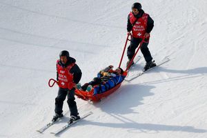 Dos esquiadoras se accidentan en snowboardcross