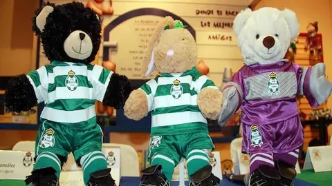 Santos Laguna hace y regala osos de peluche